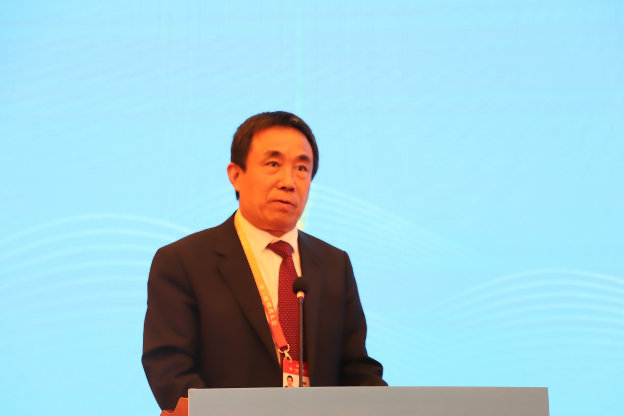 薛向東：加快前沿AI技術行業數字化實踐步伐